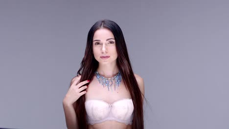 Hermosa-mujer-posando-en-el-estudio.-Ella-muestra-joyas-de-la-mujer