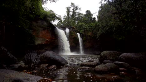 Zeitlupe-Haew-Suwat-Wasserfall-im-Nationalpark-Khao-Yai,-Thailand