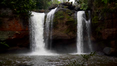 Zeitlupe-Haew-Suwat-Wasserfall-im-Nationalpark-Khao-Yai,-Thailand