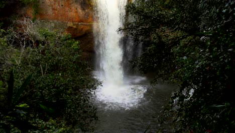 Zeitlupe-Haew-Suwat-Wasserfall-im-Nationalpark-Khao-Yai,-Thailand