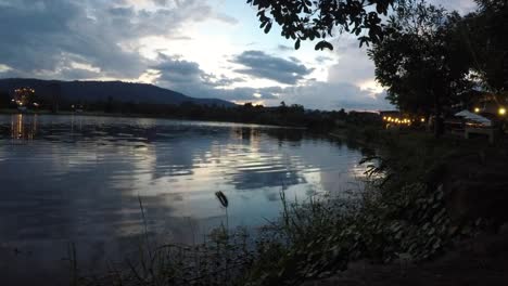 Zeit-Ablauf-Landschaft-Sunset-Sky-Over-Lake,-Thailand