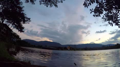 Tiempo-lapso-paisaje-puesta-de-sol-cielo-sobre-lago,-Tailandia