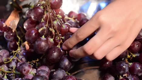 Trauben-nach-Hause-Wein-Obstverarbeitung-Obst-vom-Stamm-entfernen