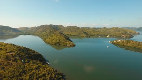 Meer,-die-Bucht-mit-Schiffen