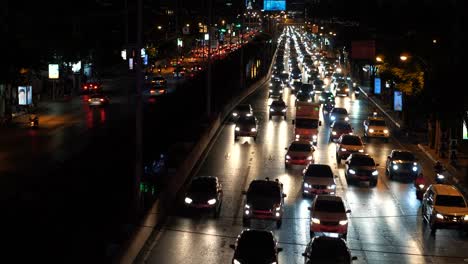 Traffic-jam-at-rush-hour-on-the-street-in-night-city