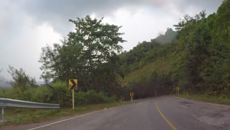 Frente-placa-de-conducción:-En-ruta-1090-de-Umphang-al-distrito-de-Mae-Sot,-provincia-de-Tak,-norte-Tailandia-occidental.