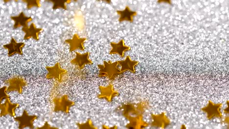 Funkelnde-Glitter-in-Form-eines-Sterns.-Close-up-auf-silbernem-Hintergrund