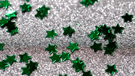Funkelnde-Glitter-in-Form-eines-Sterns.-Close-up-auf-silbernem-Hintergrund