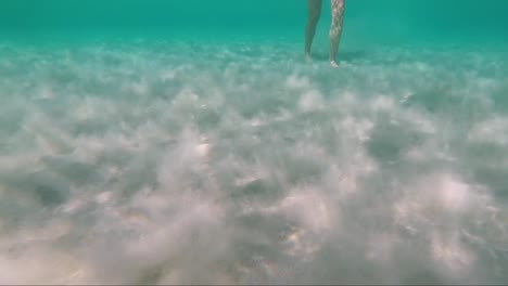 Meer-Sand-unten-Mädchen-im-Wasser-stehend