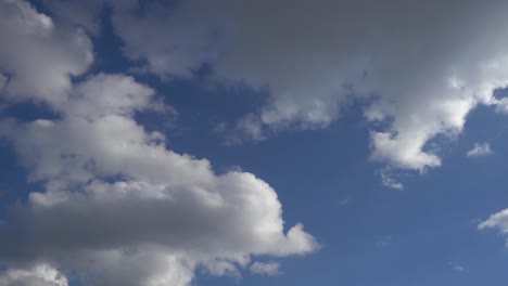 Lluvia-de-Cumulus-nubes-cielo-móvil