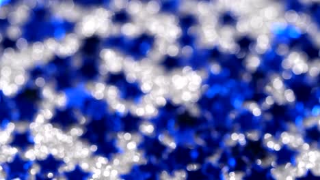 Funkelnde-Glitter-in-Form-eines-Sterns.-Close-up-auf-silbernem-Hintergrund