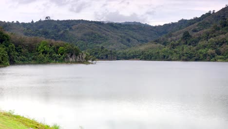 4K-Zeitraffer-der-Wasseroberfläche-und-Wolken-am-Himmel