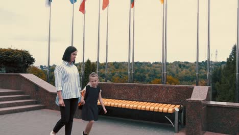 La-madre-y-una-hija-pequeña-están-teniendo-un-paseo-juntos