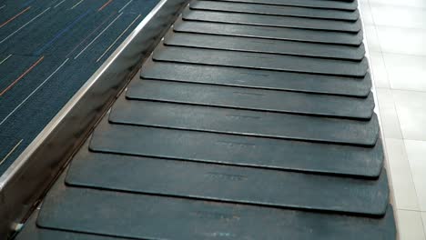 Empty-conveyor-belt-at-the-airport