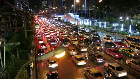 Atasco-de-tráfico-en-la-noche-en-Bangkok