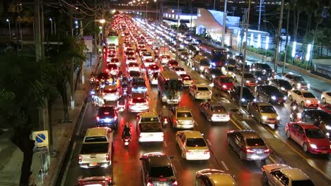 Atasco-de-tráfico-en-la-noche-en-Bangkok