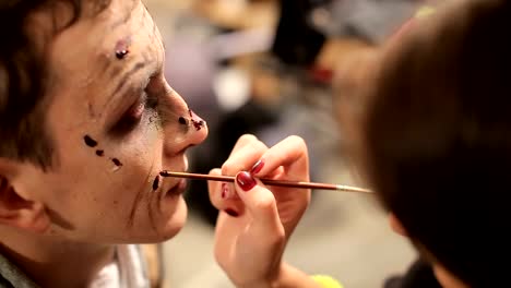 Artista-de-maquillaje-en-el-trabajo-aplicando-maquillaje-de-halloween