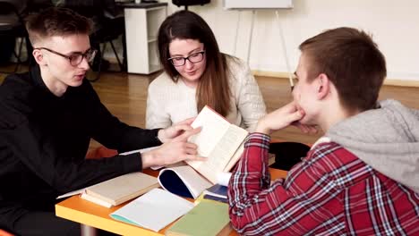 Alumnos-estudiar-juntos-y-leyendo-un-libro