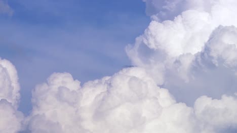 Blauer-Himmel-mit-Wolken-Zeitraffer.-Weiße-große-Wolke-am-blauen-Himmel.-eine-große-und-flauschig-Cumulonimbus-Wolke-am-blauen-Himmel.-Rand-einer-großen-weißen-Wolke-Zeitraffer.-Panorama.-blauer-Himmel-bewegte-Zeitraffer-Landschaft