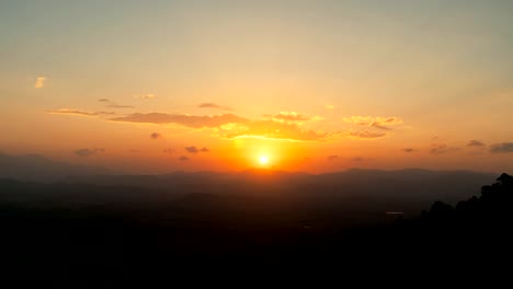 Zeitraffer-der-schöne-helle,-Sonnenaufgang-oder-Sonnenuntergang-über-tropischen-Regenwald-Landschaft-zu-Thailand-anzeigen