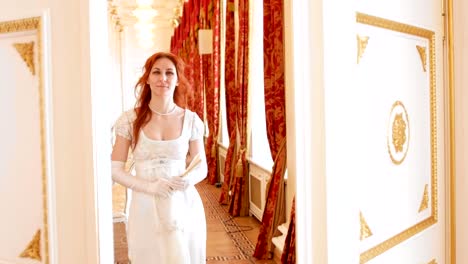 Mujer-pelirroja-en-traje-vintage-bola-está-caminando-en-la-sala-de-la-bola