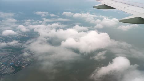 Flugzeug-vor-der-Landung-absteigend