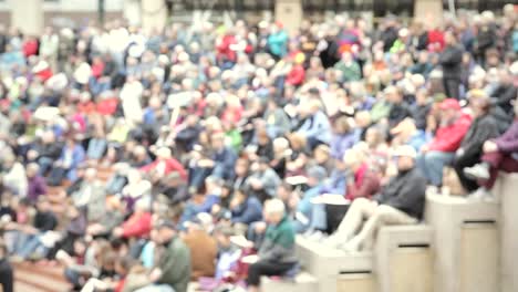 Una-gran-reunión-de-personas-en-un-centro-de-la-ciudad