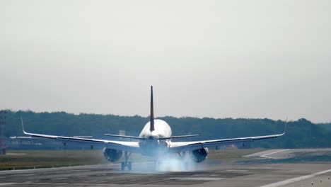 Avión-de-fuselaje-ancho-del-aterrizaje-en-la-mañana