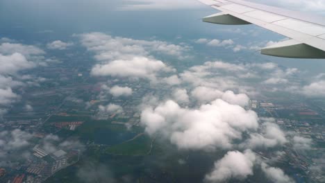 Flugzeug-vor-der-Landung-absteigend