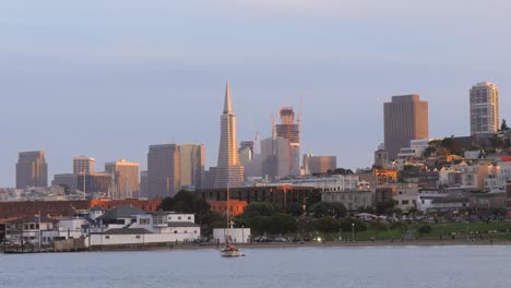 San-Francisco-skyline-in-der-Abenddämmerung