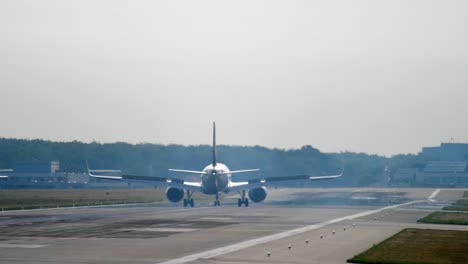 Avión-de-fuselaje-ancho-del-aterrizaje-en-la-mañana