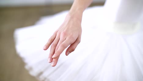 in-ballet-hall,-Young-ballerina-performs-allonge,-moving-hand-elegantly-,-close-up