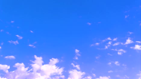 Zeit-Ablauf-Weiße-Wolken-über-blauen-Himmel