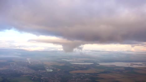 Vista-desde-dentro-de-avión-en-el-paisaje