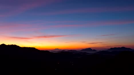 4K-der-Zeitraffer,-schöne-bunte-Farbe-und-Licht-Sonnenaufgang-Himmel-und-Wolken