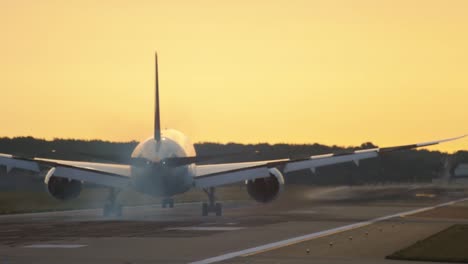 Airplane-landing-at-the-early-morning