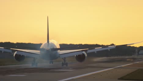 Flugzeug-Landung-am-frühen-Morgen