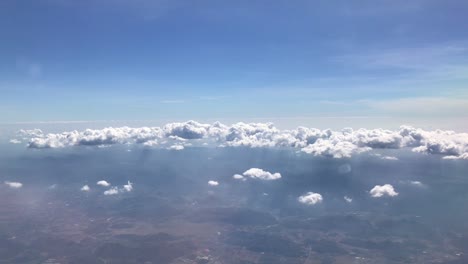 Aérea-del-cielo-azul-y-las-nubes-en-día-de-sol