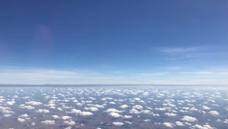 Aérea-del-cielo-azul-y-las-nubes-en-día-de-sol