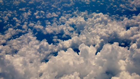 Ver-video-de-viaje-desde-la-ventana-del-avión-mientras-vuela-a-través-de-la-nube-y-bluesky-en-transporte-o-concepto-de-viaje.