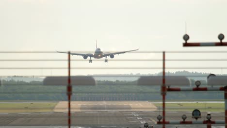 Widebody-Flugzeug-nähert-sich