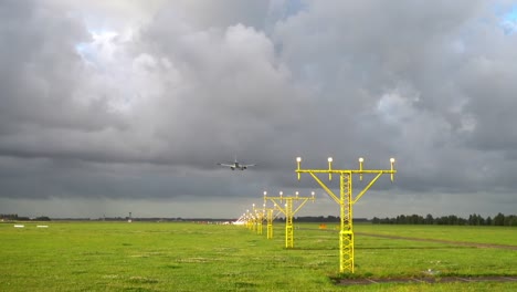 Avión-aterrizando-en-pista-iluminada