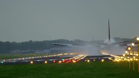 Flugzeug-landet-auf-dem-beleuchteten-Piste