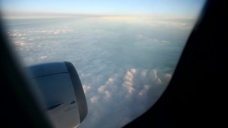 Blau-und-weiß-wolken-gesehen-durch-das-Fenster-des-Jet-Flugzeug-in-hellen,-sonnigen-Tag.-HD-video-High-Definition