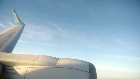 Paisaje-visto-a-través-de-la-ventana-del-avión-a-reacción-en-día-soleado.-Gran-inclinación-del-plano.-HD-vídeo-alta-definición