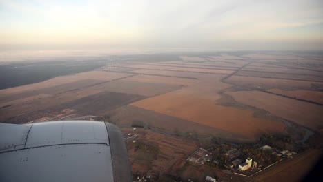 Lanscape-gesehen-durch-das-Fenster-des-Jet-Flugzeug-in-hellen,-sonnigen-Tag.-Zeigen-Sie-in-Bewegung-an.-HD-video-High-Definition