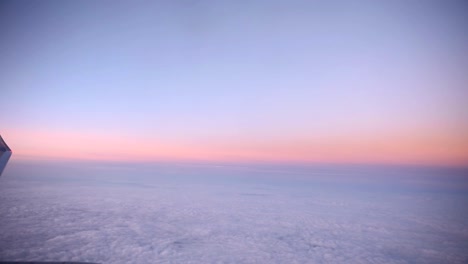 Nubes-púrpura-vistas-a-través-de-la-ventana-del-avión-a-reacción-en-la-puesta-de-sol.-HD-vídeo-alta-definición