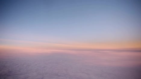 Lila-Wolken-bei-Sonnenuntergang-durch-das-Fenster-des-Jet-Flugzeug-gesehen.-HD-video-High-Definition