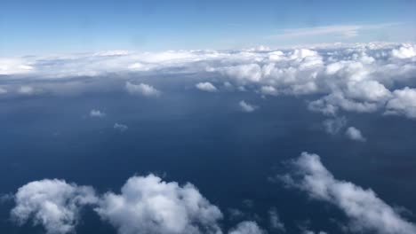 Fliegen-über-den-Wolken