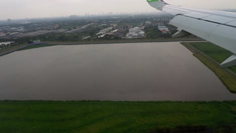 Avión-acercarse-antes-de-aterrizar-durante-la-lluvia